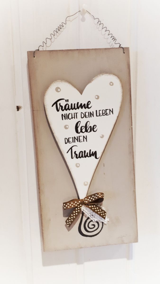 Schild mit Herz und Aufschrift "Träume nicht dein Leben"